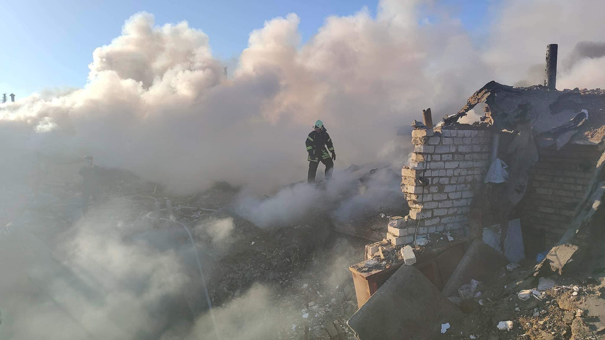 В Николаеве при обстреле повреждены жилые дома, возник пожар: 6 раненых – власти (фото) - 3 - изображение