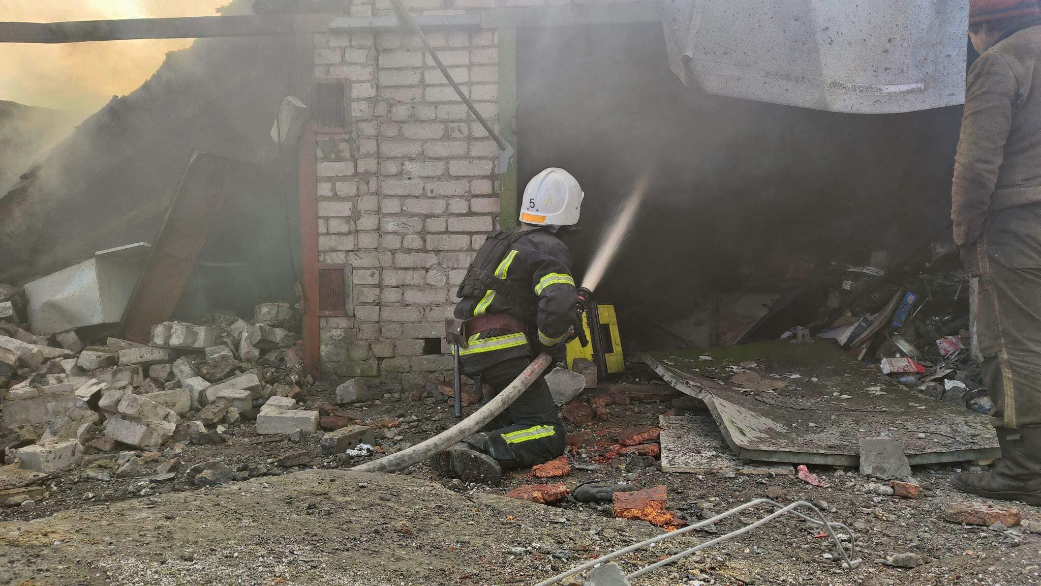 В Николаеве при обстреле повреждены жилые дома, возник пожар: 6 раненых – власти (фото) - 1 - изображение