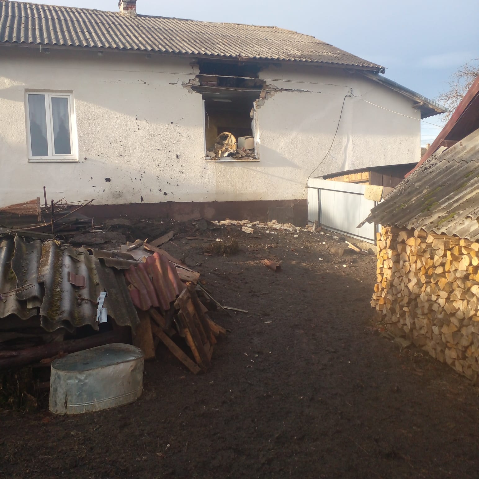 На Прикарпатье обстреляли энергообъект, одна из ракет попала в дом, но не взорвалась – ОВА (фото) - 2 - изображение