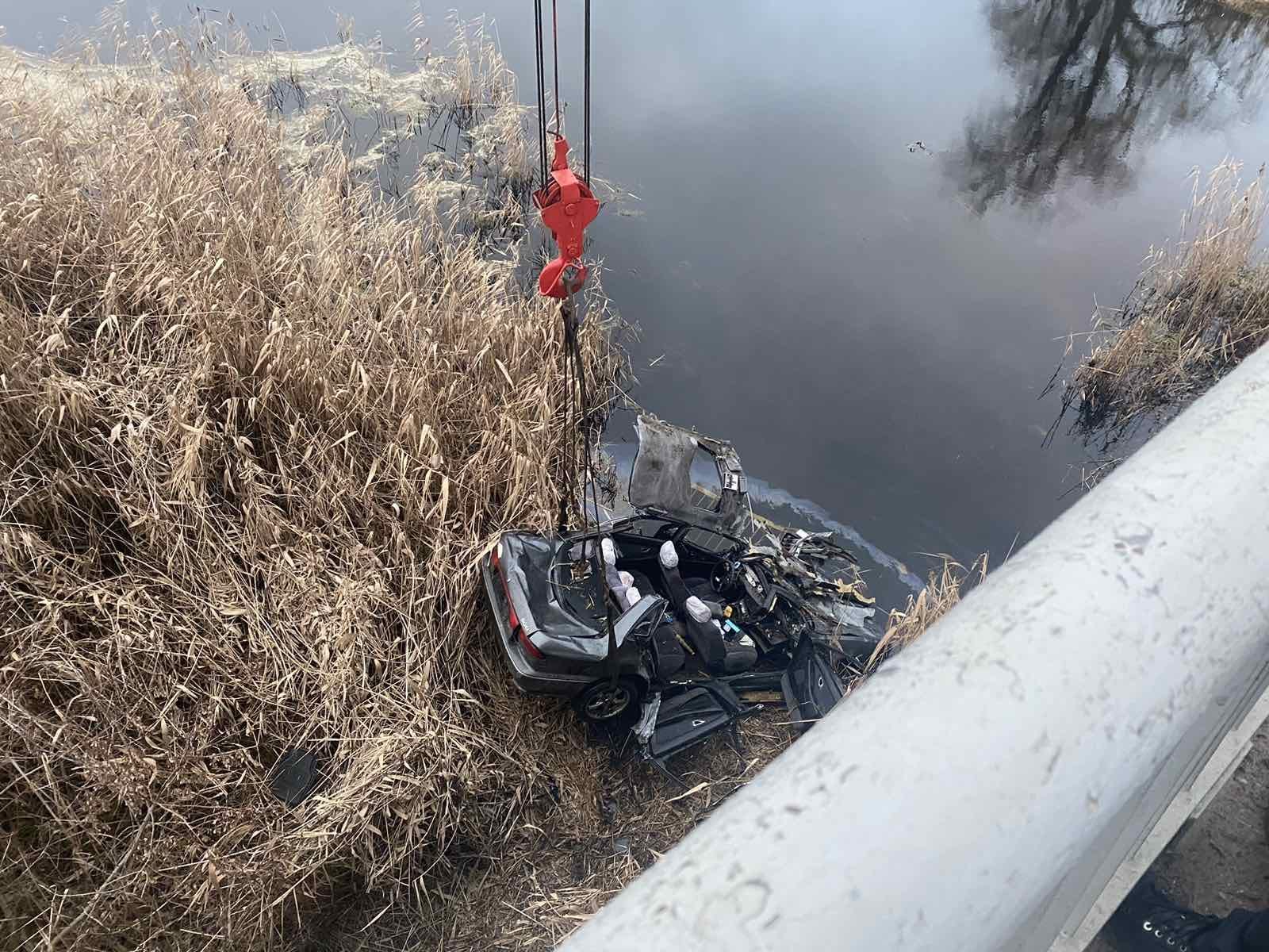 Автомобиль упал с моста на Николаевщине, среди погибших — дети (фото) - 3 - изображение