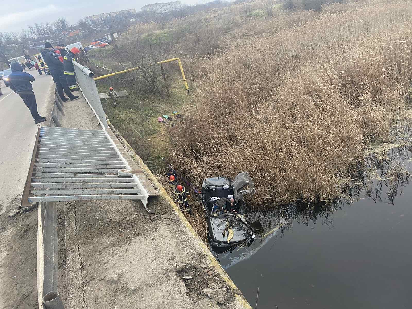 Автомобиль упал с моста на Николаевщине, среди погибших — дети (фото) - 2 - изображение