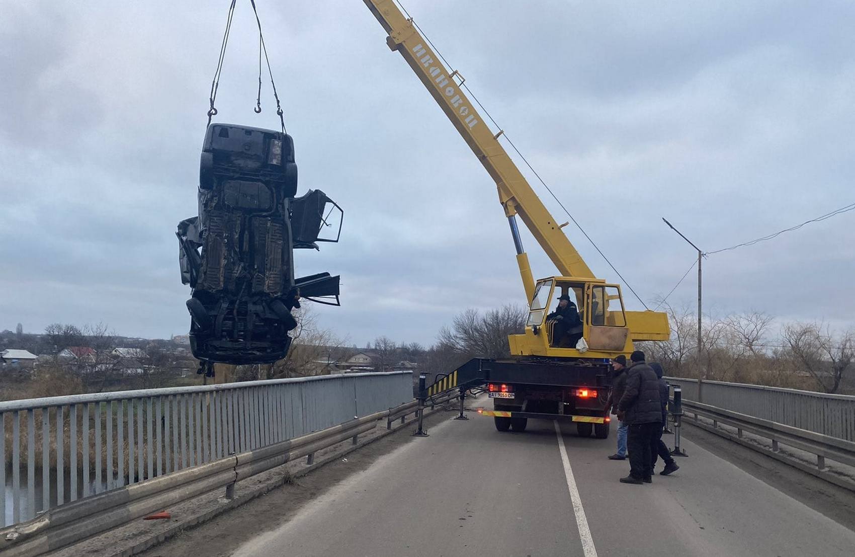 Автомобиль упал с моста на Николаевщине, среди погибших — дети (фото)