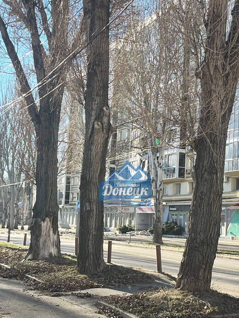 В центре Донецка обстреляли рынок, бизнес-центр и Дворец спорта – «мэр» (фото, видео) - 2 - изображение
