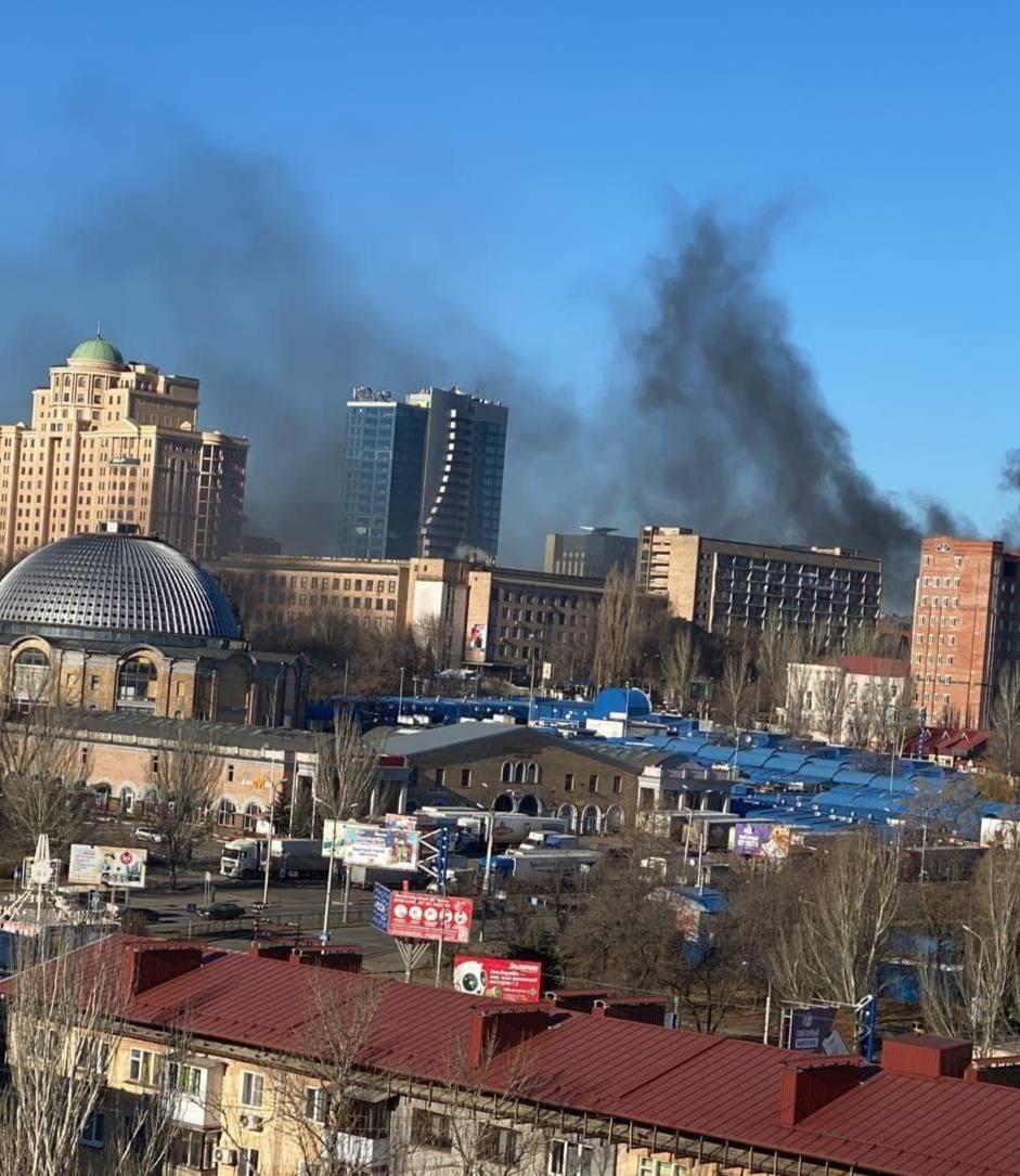 В центре Донецка обстреляли рынок, бизнес-центр и Дворец спорта – «мэр» (фото, видео) - 3 - изображение