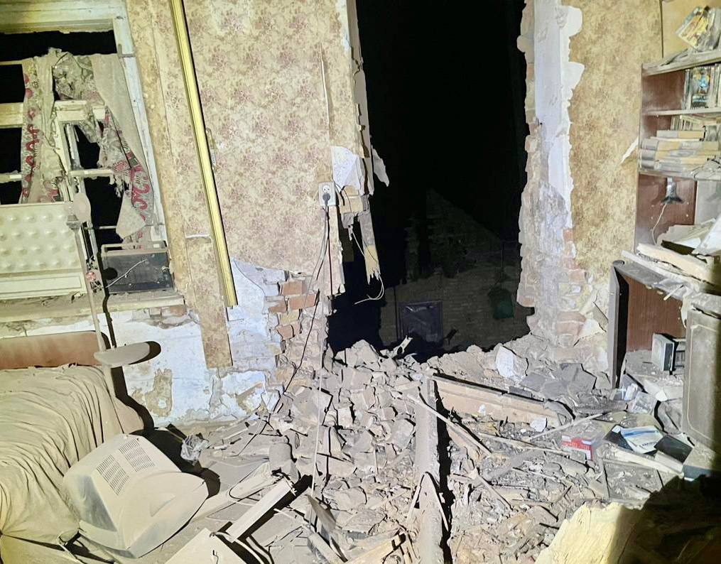 Обстрел Никополя: ранены 4 человека, семейную пару достали из горящей квартиры – ОВА (фото) - 2 - изображение