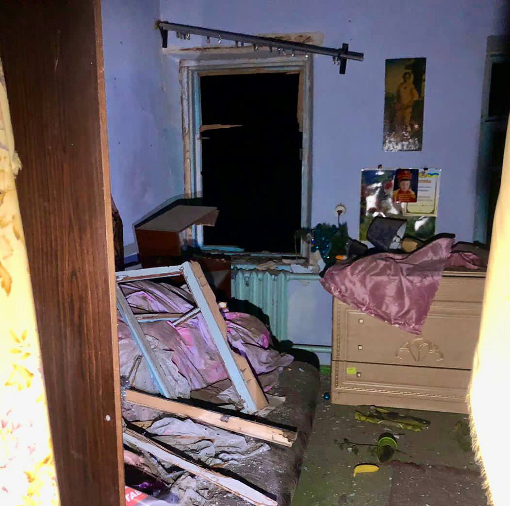 Обстрел Никополя: ранены 4 человека, семейную пару достали из горящей квартиры – ОВА (фото) - 3 - изображение