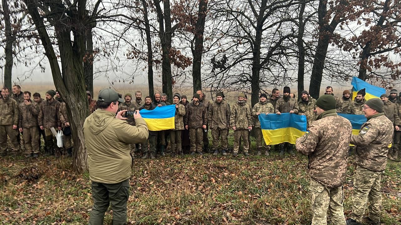 Украина вернула из плена 64 бойца ВСУ, американца и тела четырёх погибших (фото, видео) - 1 - изображение