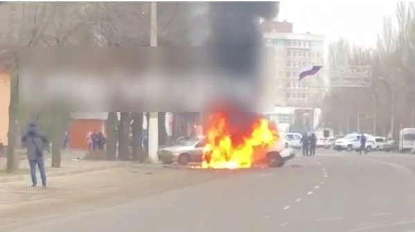 В центре Мелитополя взорвалось авто, в Сети сообщают о ранении сотрудников спецслужб РФ (видео) - 1 - изображение