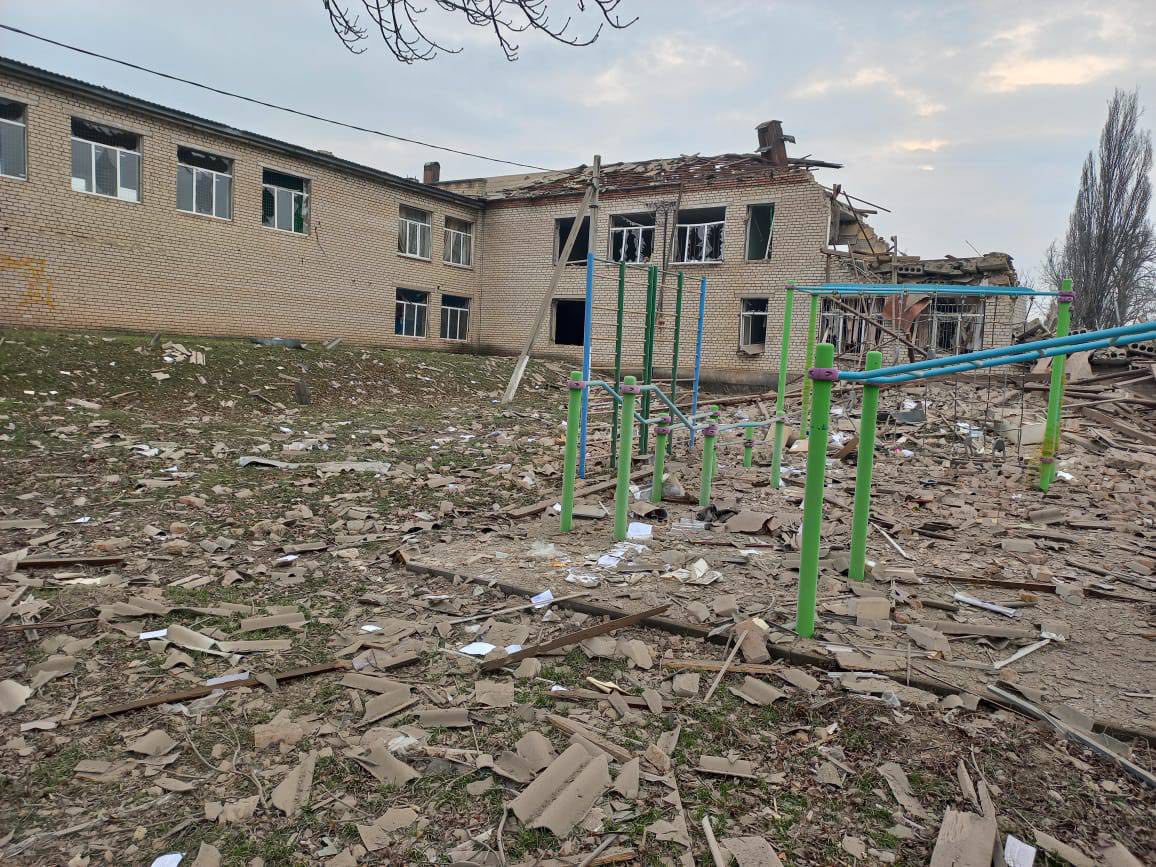 Глава ОВА: ночью при обстреле пригорода Запорожья ракеты попали в гимназию (фото, видео) - 2 - изображение