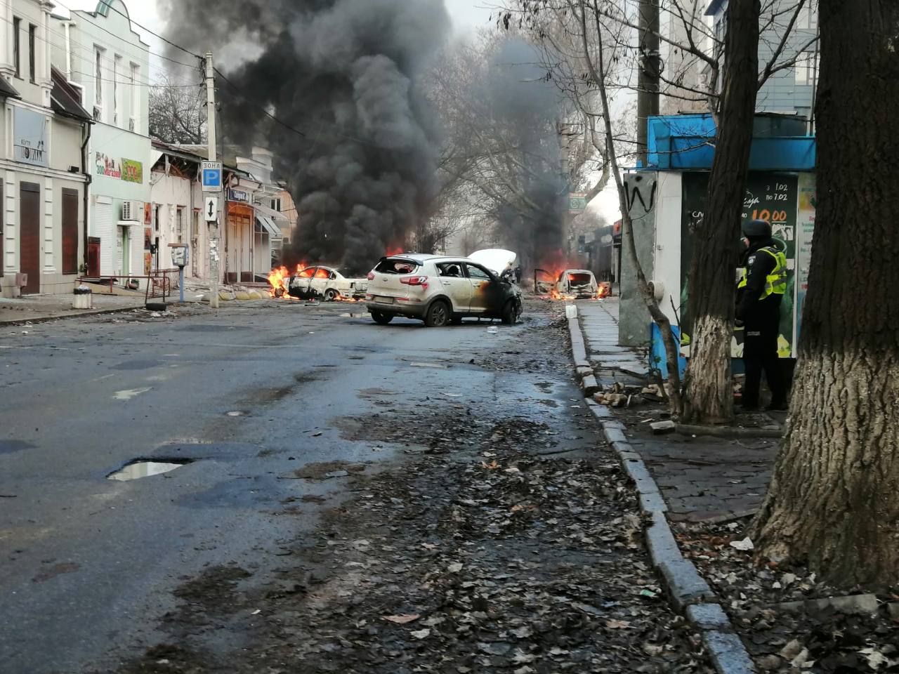 МВД: в результате удара по центру Херсона загорелись 66 автомобилей (фото)