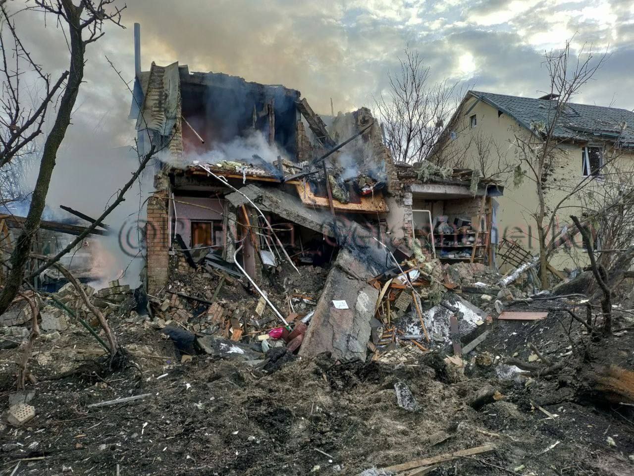 Обстрел Киева: повреждены дома, предприятие и железная дорога, ранены 3 человека – власти (фото) - 3 - изображение