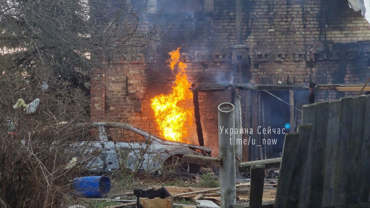 СМИ показали последствия падения обломков ракеты на частный дом в Киеве (фото, видео) - 3 - изображение