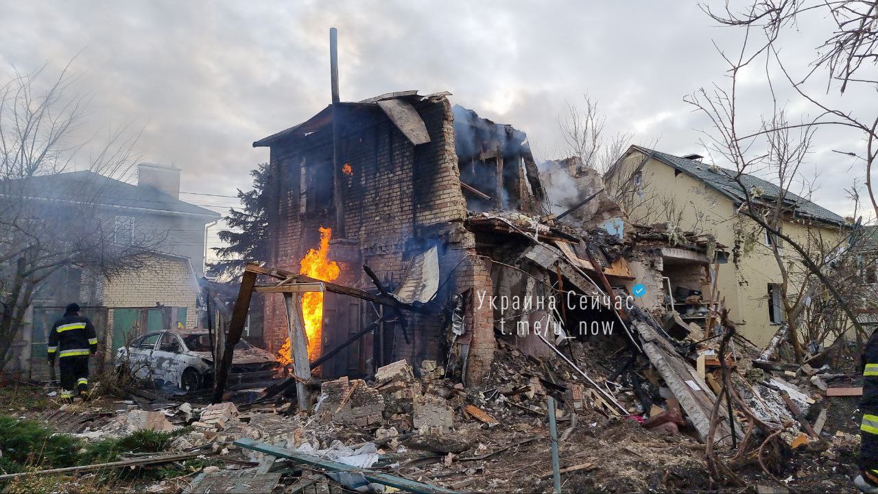 СМИ показали последствия падения обломков ракеты на частный дом в Киеве (фото, видео) - 1 - изображение