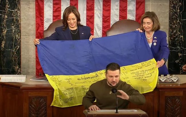 «Должны победить Кремль». Зеленский выступил в Конгрессе и передал флаг Украины из Бахмута (видео) - 1 - изображение