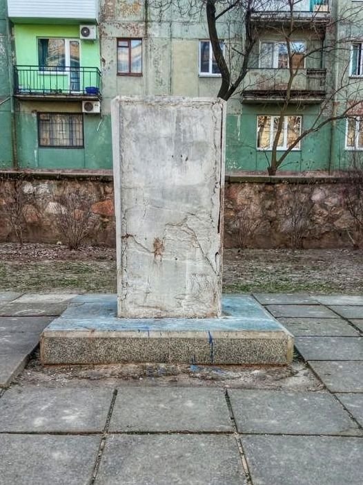В Запорожье снесли бюст Пушкина, расположенный у школы (фото) - 3 - изображение