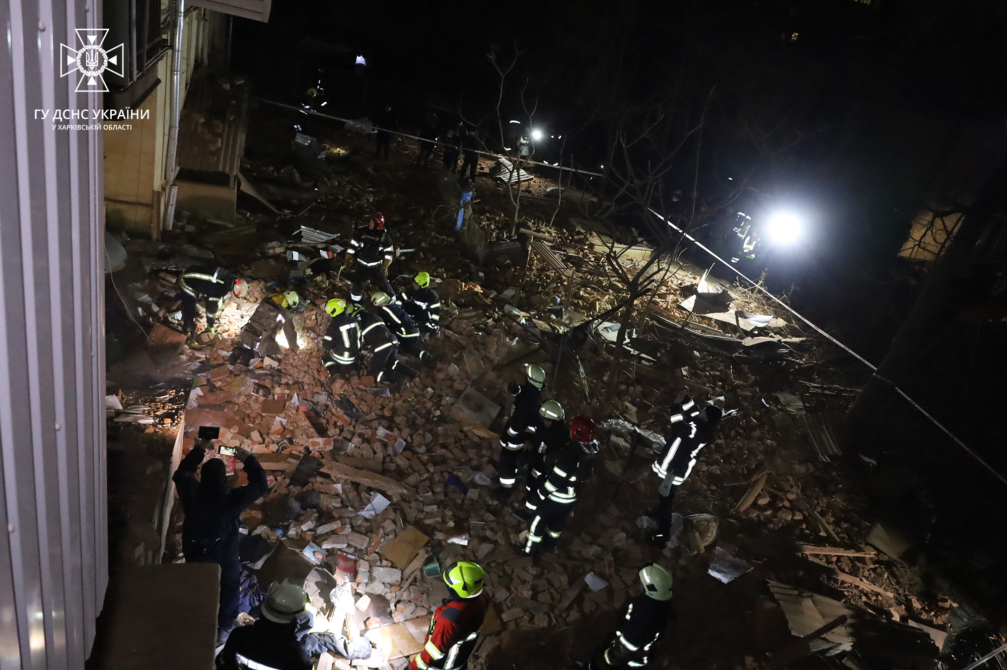 В Харькове ракета попала в жилой дом, разрушен верхний этаж: одна погибшая, трое раненых (видео) - 3 - изображение