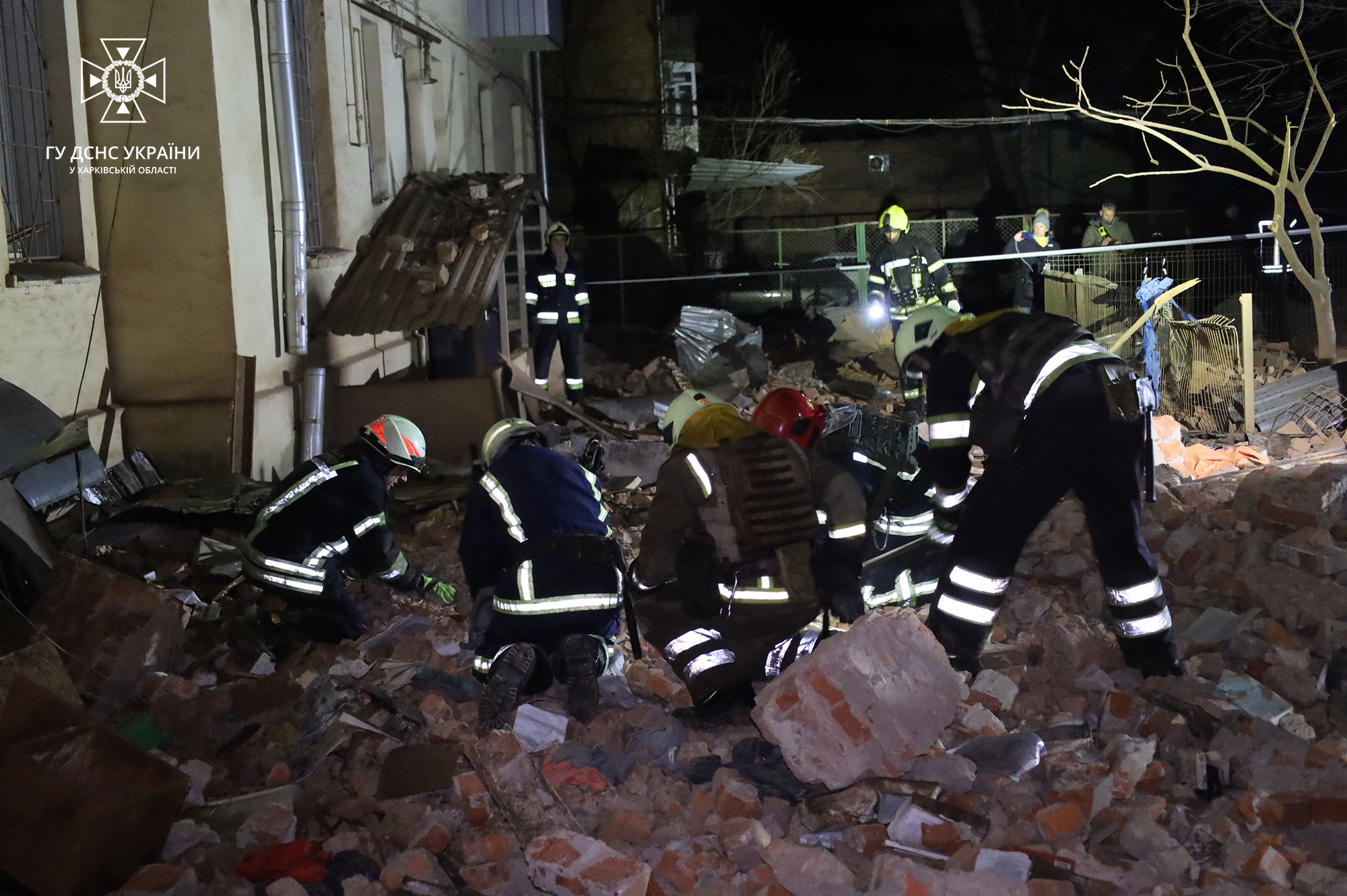 В Харькове ракета попала в жилой дом, разрушен верхний этаж: одна погибшая, трое раненых (видео) - 2 - изображение