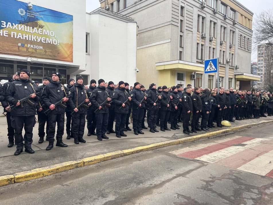 В Киеве прощаются с Монастырским и сотрудниками МВД, погибшими в Броварах (фото, видео) - 3 - изображение