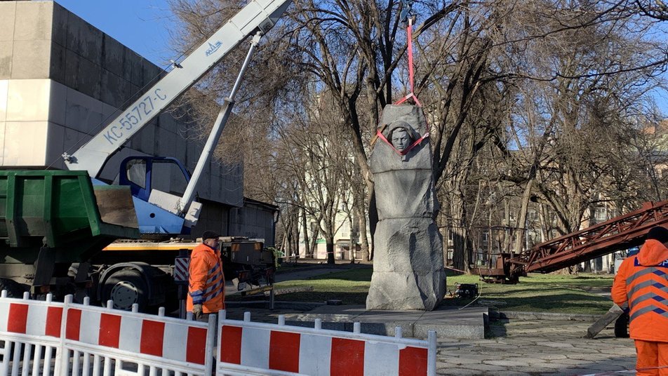 В Днепре демонтировали памятник-танк и монумент Матросову (фото, видео) - 6 - изображение