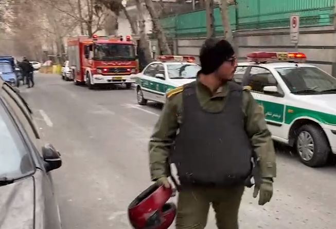 В Иране мужчина открыл стрельбу в посольстве Азербайджана: есть жертва и раненые (видео) - 2 - изображение