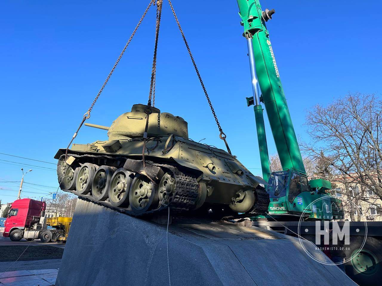 В Днепре демонтировали памятник-танк и монумент Матросову (фото, видео) - 1 - изображение