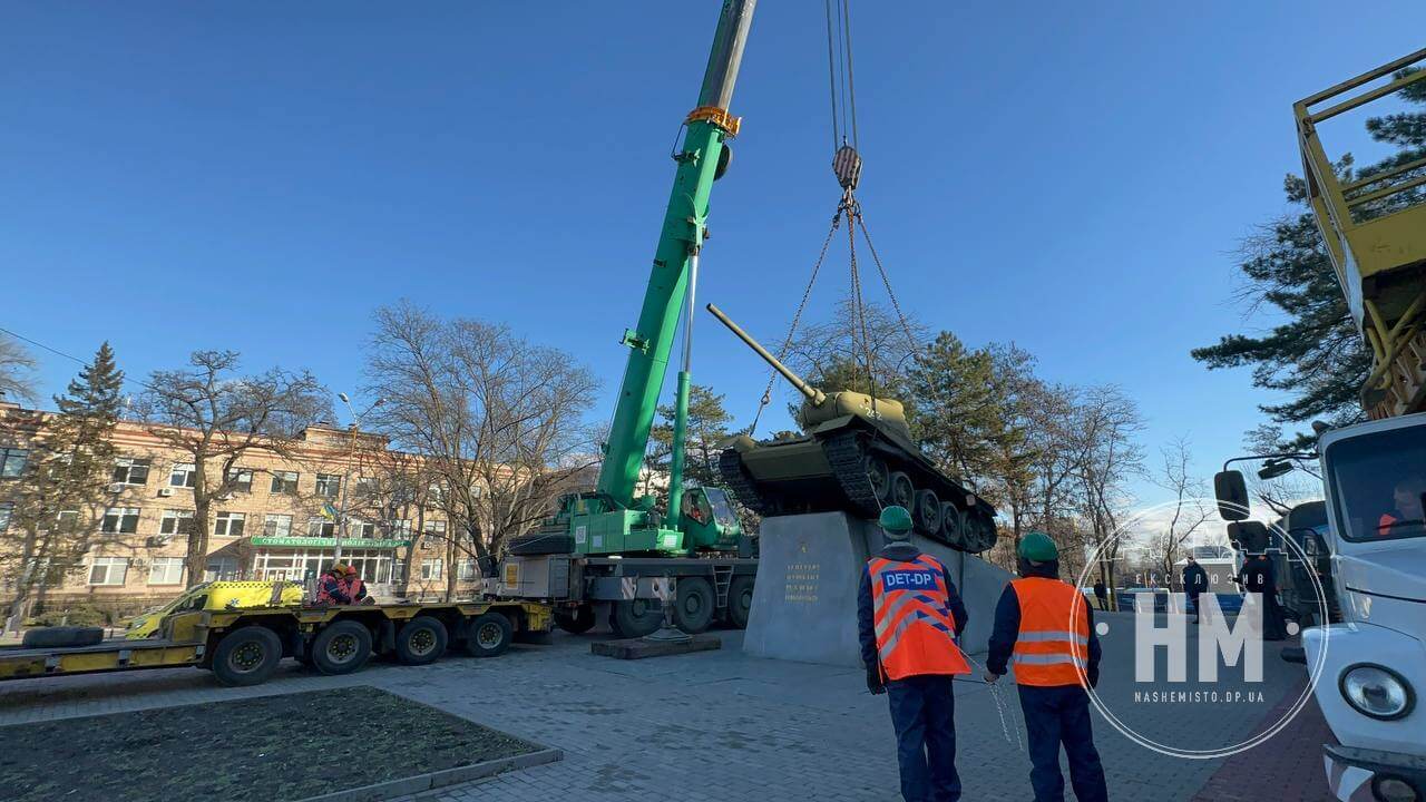 В Днепре демонтировали памятник-танк и монумент Матросову (фото, видео) - 3 - изображение