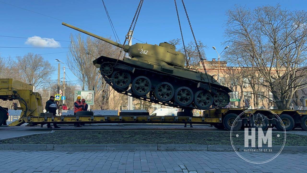 В Днепре демонтировали памятник-танк и монумент Матросову (фото, видео) - 4 - изображение