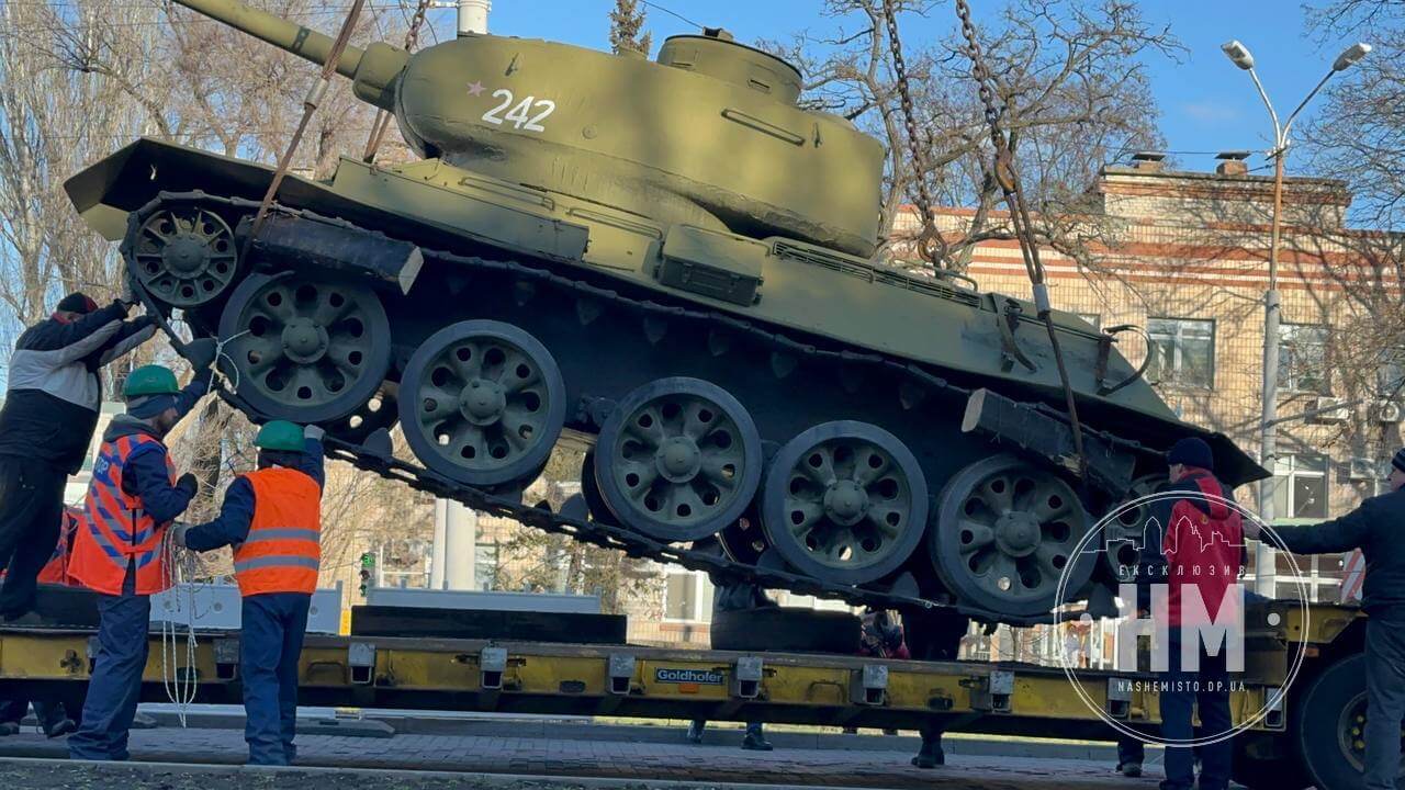 В Днепре демонтировали памятник-танк и монумент Матросову (фото, видео) - 2 - изображение