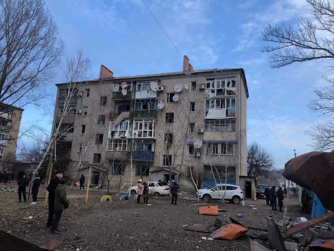 Обстрел Константиновки: повреждены многоэтажки и отель, погибли 3 человека, 14 ранены (фото, видео) - 2 - изображение