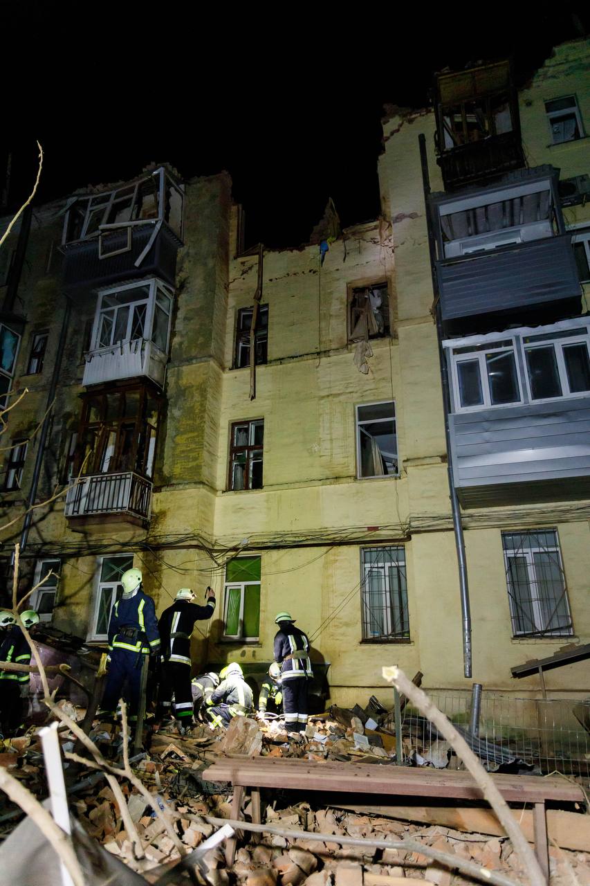 В Харькове ракета попала в жилой дом, разрушен верхний этаж: одна погибшая, трое раненых (видео) - 4 - изображение