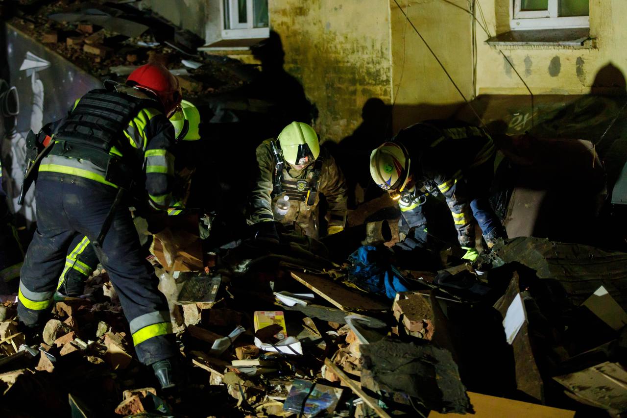 В Харькове ракета попала в жилой дом, разрушен верхний этаж: одна погибшая, трое раненых (видео) - 5 - изображение
