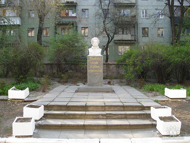 В Запорожье снесли бюст Пушкина, расположенный у школы (фото) - 1 - изображение