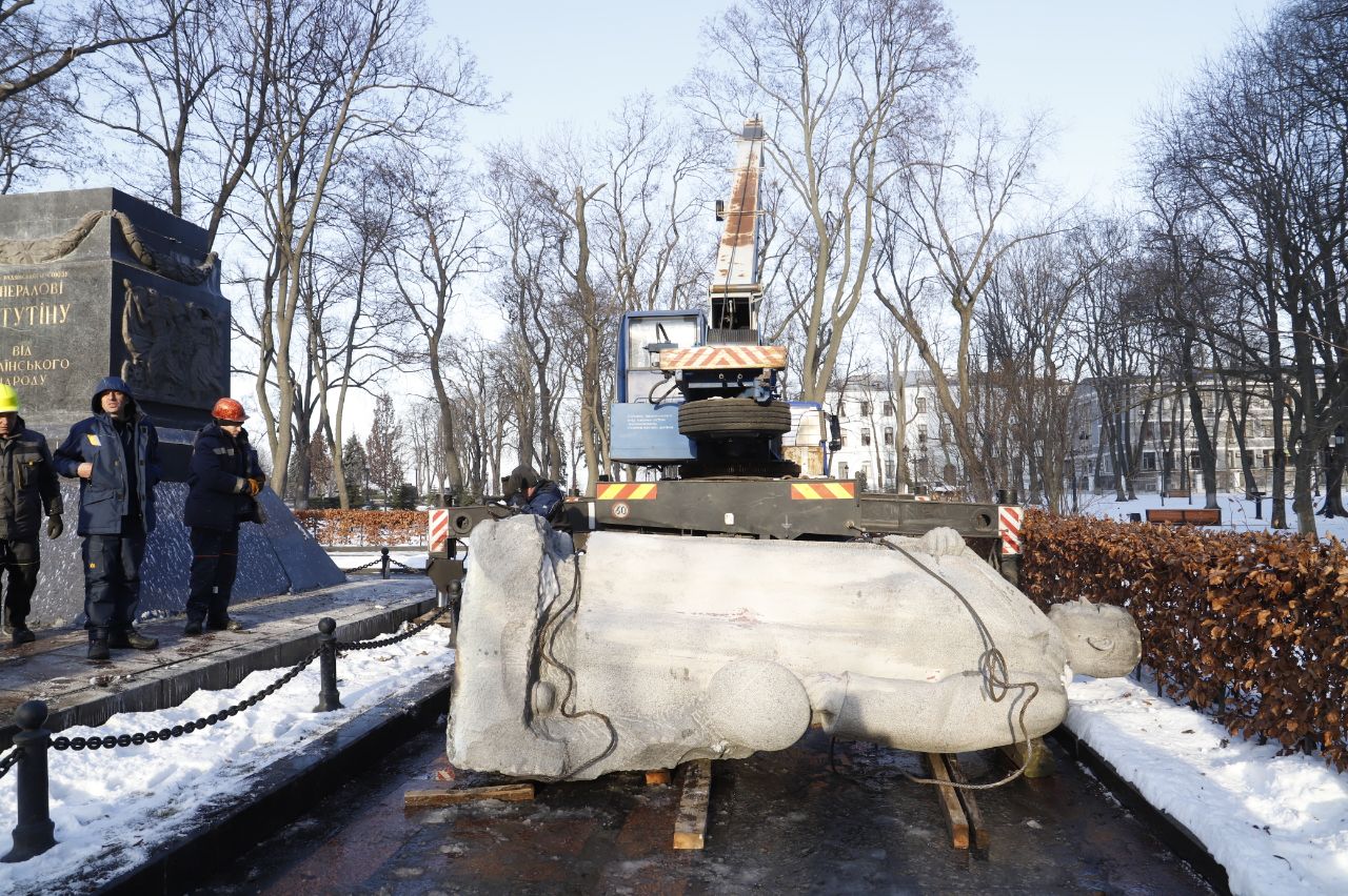 В Киеве демонтировали памятник советскому генералу Ватутину (видео, фото) - 2 - изображение