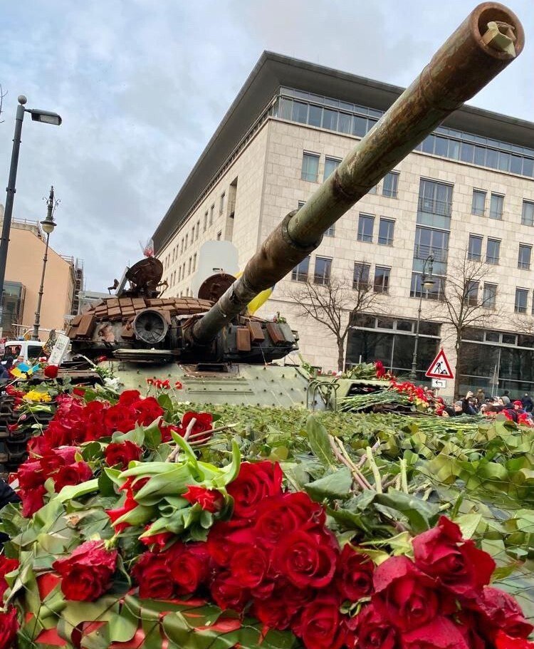 Подбитый российский танк, установленный в Берлине у посольства РФ, украсили цветами (фото, видео) - 7 - изображение