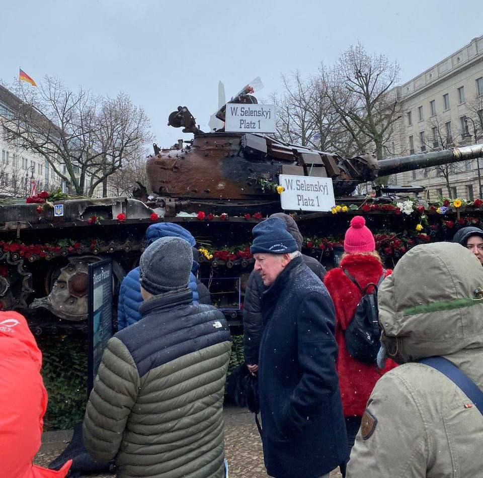 Подбитый российский танк, установленный в Берлине у посольства РФ, украсили цветами (фото, видео) - 6 - изображение