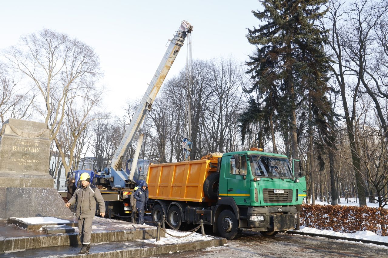 В Киеве демонтировали памятник советскому генералу Ватутину (видео, фото) - 3 - изображение