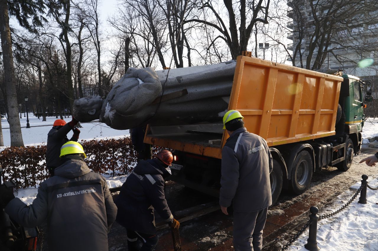 В Киеве демонтировали памятник советскому генералу Ватутину (видео, фото) - 1 - изображение