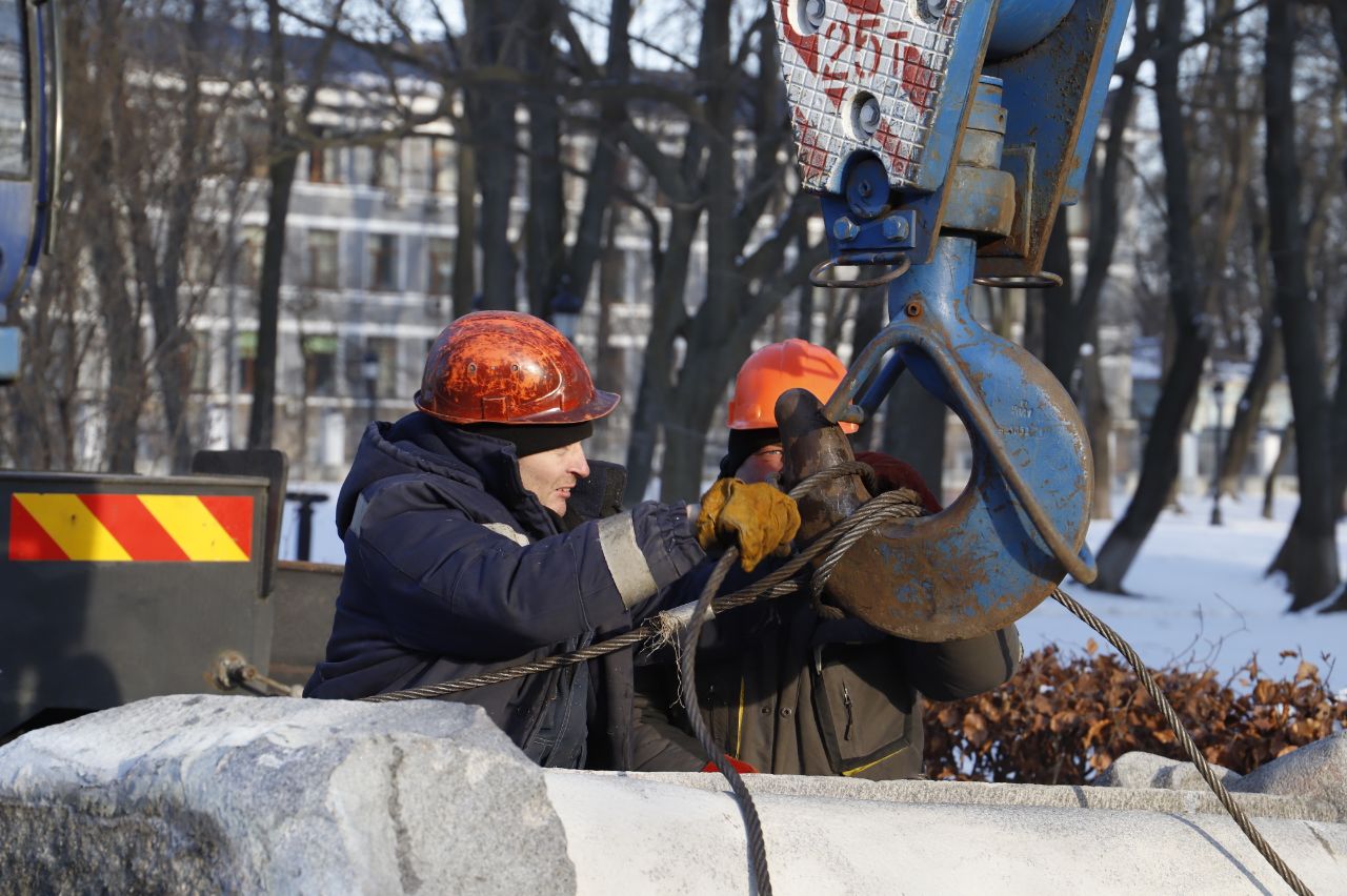 В Киеве демонтировали памятник советскому генералу Ватутину (видео, фото) - 4 - изображение