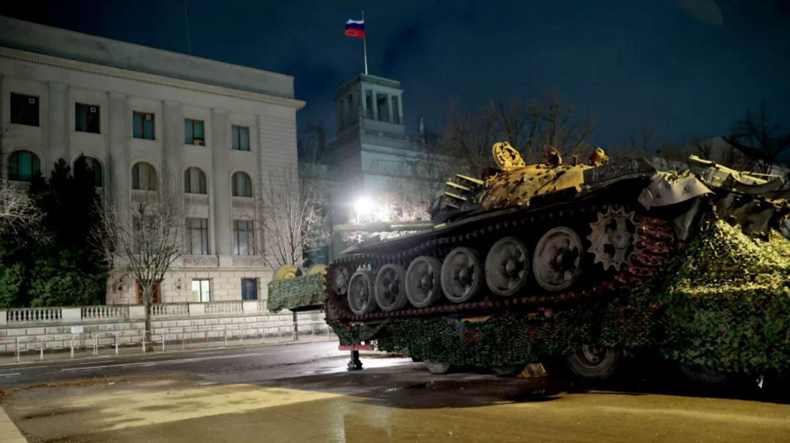 Подбитый российский танк, установленный в Берлине у посольства РФ, украсили цветами (фото, видео) - 3 - изображение