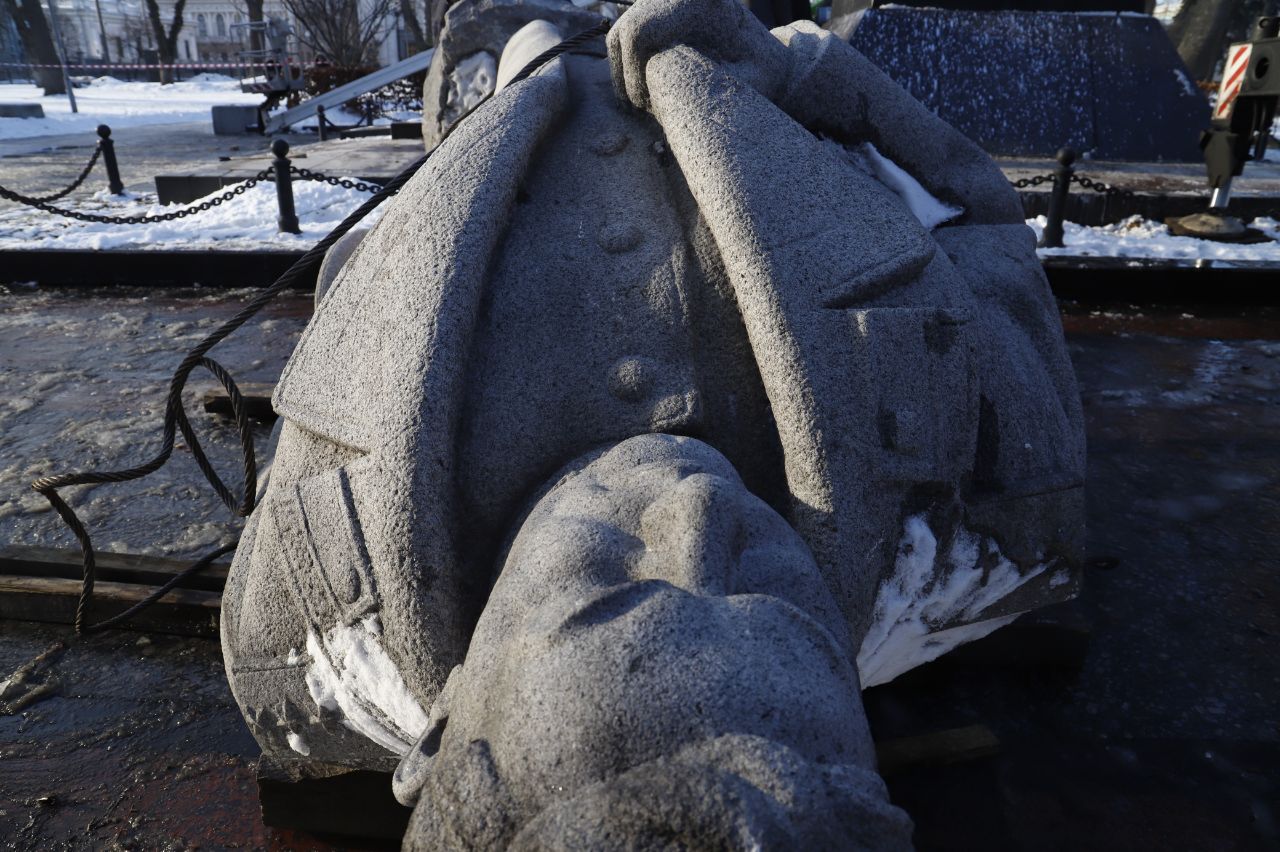 В Киеве демонтировали памятник советскому генералу Ватутину (видео, фото) - 5 - изображение