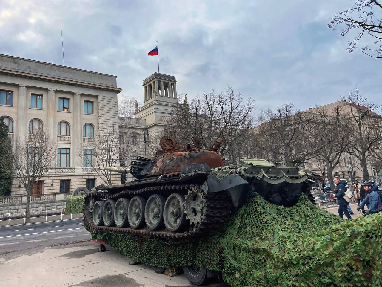 Подбитый российский танк, установленный в Берлине у посольства РФ, украсили цветами (фото, видео) - 4 - изображение