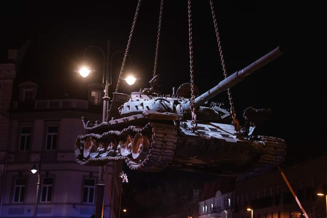 Подбитый российский танк, установленный в Берлине у посольства РФ, украсили цветами (фото, видео) - 2 - изображение