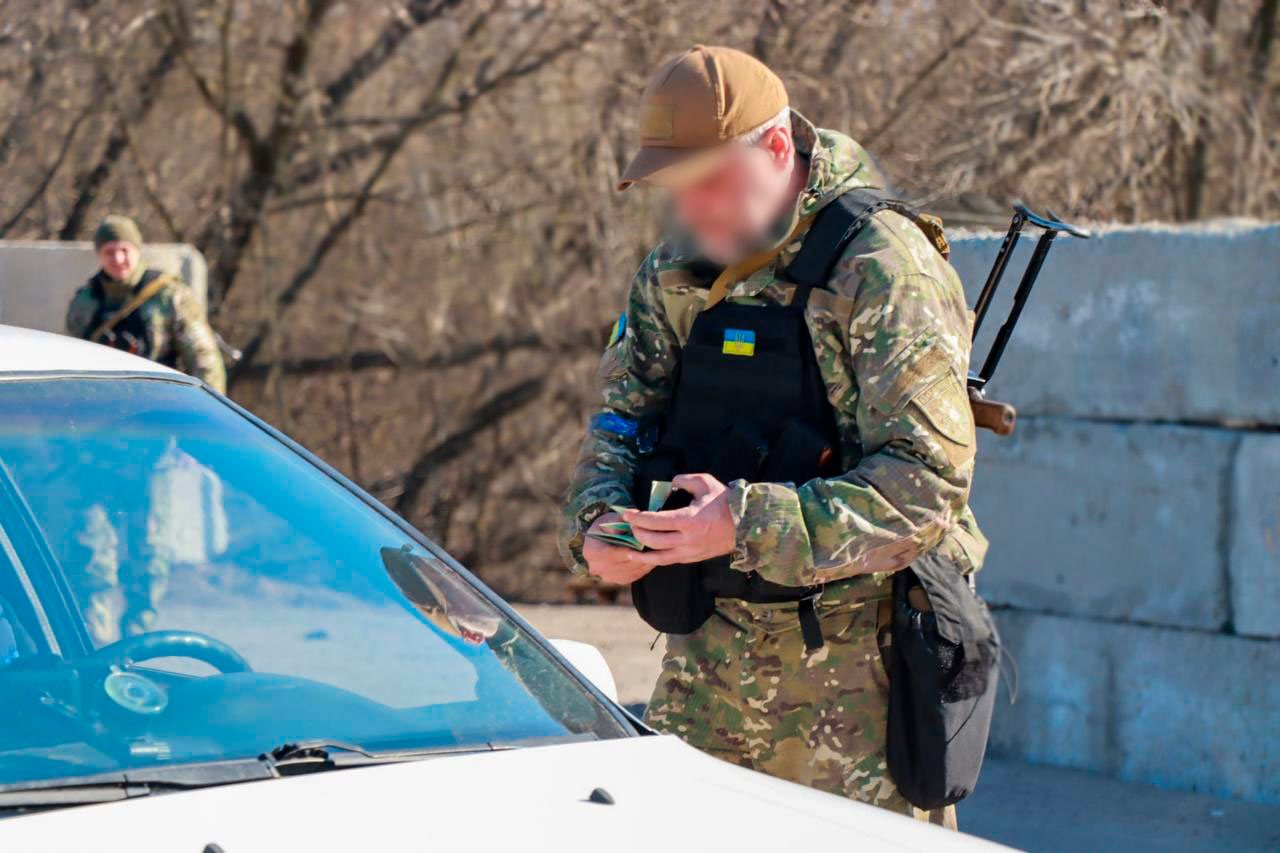 Военные рассказали, почему вручают повестки на улицах и в магазинах (видео)