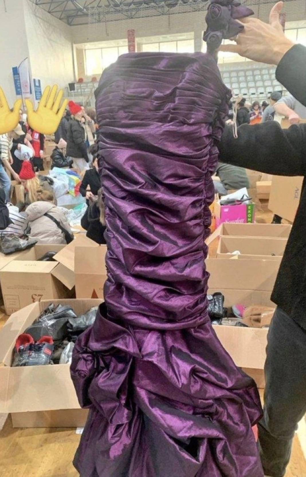 СМИ: в гумпомощи для Турции волонтёры нашли бикини, вечерние платья и туфли-шпильки (фото) - 4 - изображение