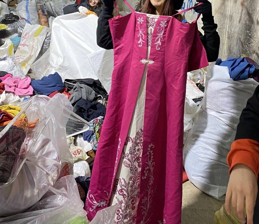 СМИ: в гумпомощи для Турции волонтёры нашли бикини, вечерние платья и туфли-шпильки (фото) - 1 - изображение