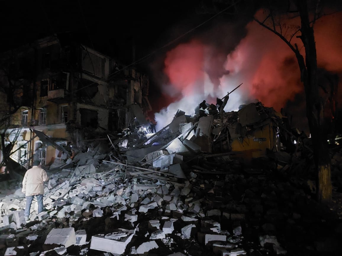 Удар по Краматорску: разрушен подъезд жилого дома, есть жертвы, около 20 раненых – ГСЧС (фото) - 5 - изображение