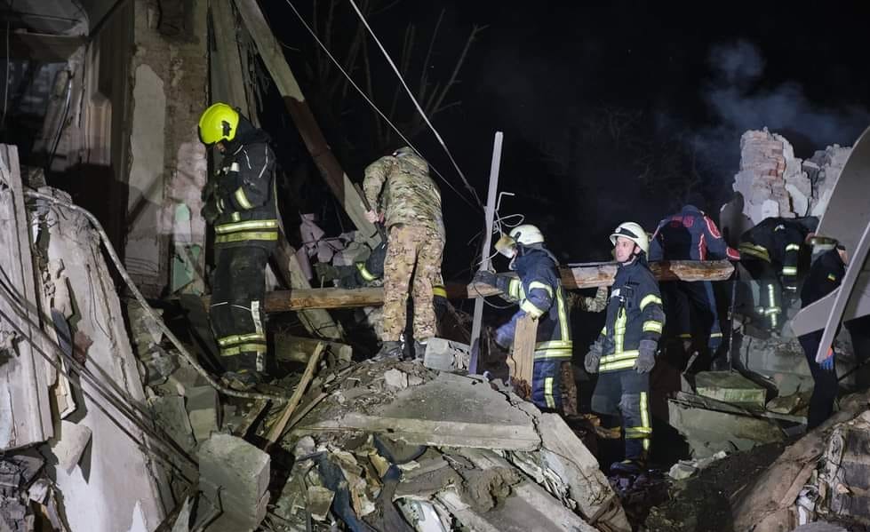 Удар по Краматорску: разрушен подъезд жилого дома, есть жертвы, около 20 раненых – ГСЧС (фото) - 2 - изображение