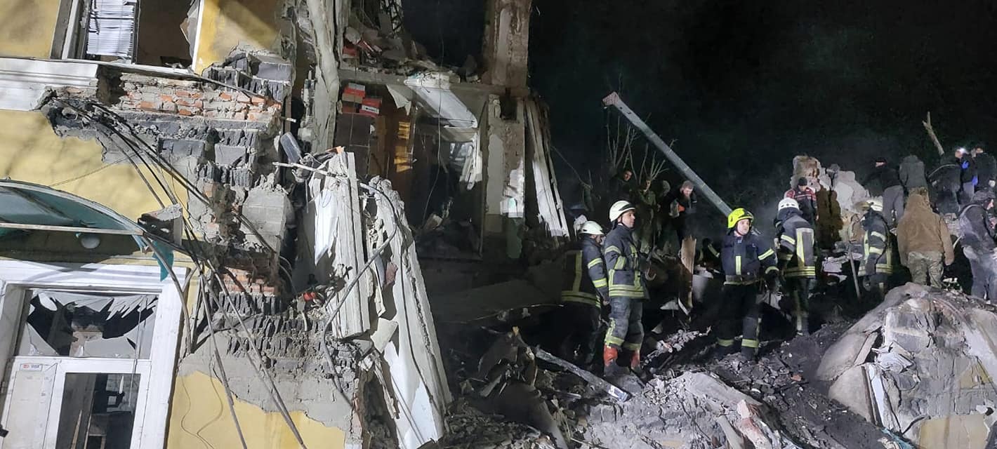 Удар по Краматорску: разрушен подъезд жилого дома, есть жертвы, около 20 раненых – ГСЧС (фото) - 4 - изображение