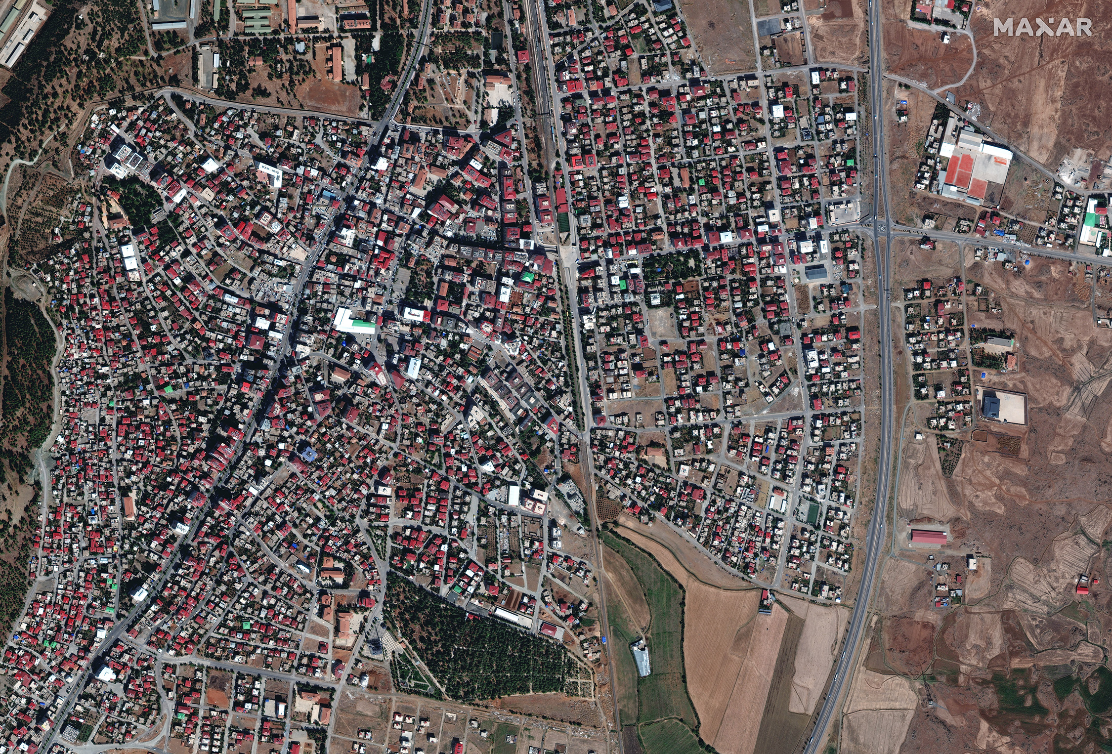 Землетрясение в Турции: компания Maxar показала спутниковые снимки до и после бедствия - 1 - изображение