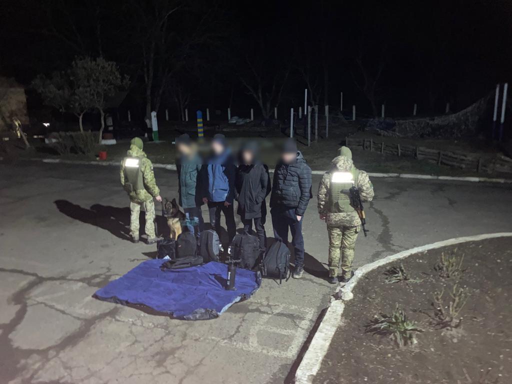 ГПСУ: на границе с Румынией уклонисты готовились к переправе на надувном матрасе (фото) - 1 - изображение